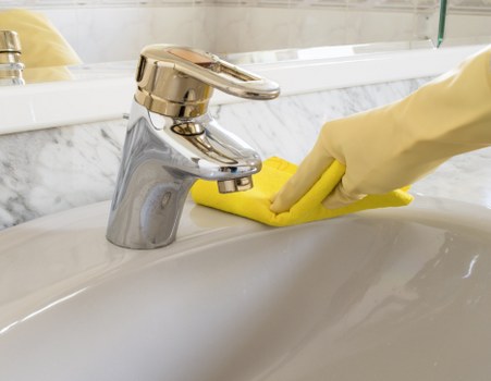 Dust removal from curtains during professional cleaning